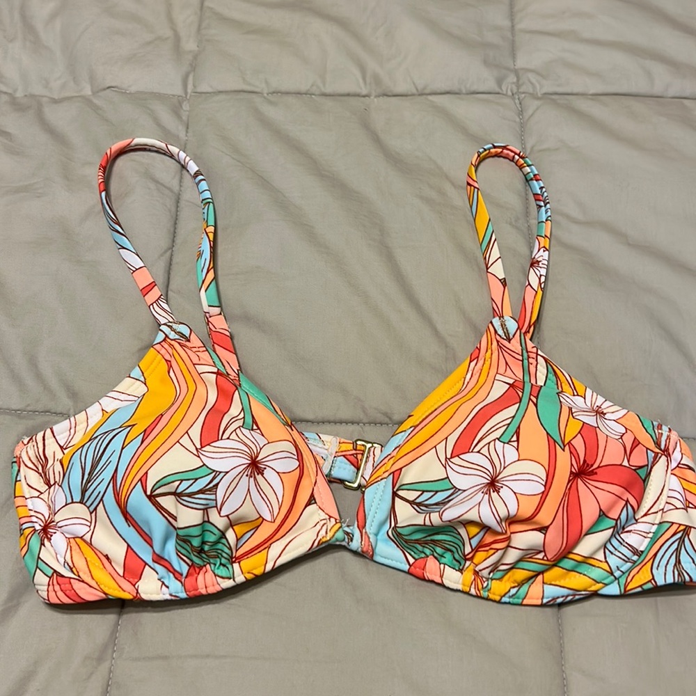 Target bathing suit top with underwire, size medium
